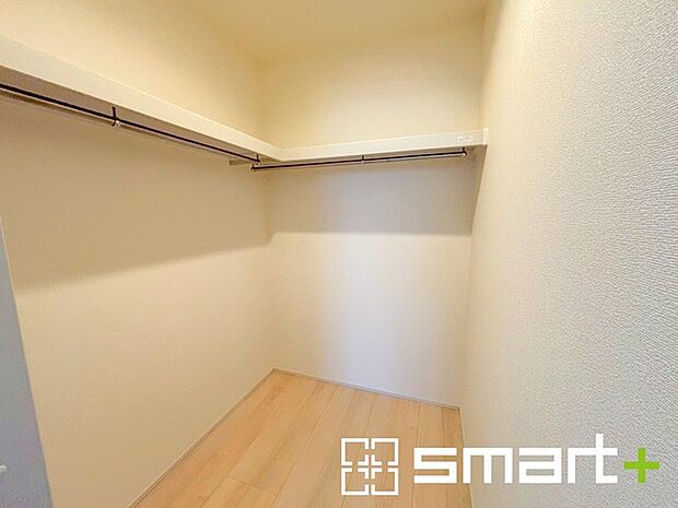 〜ウォークインクローゼット〜 ・衣類をハンガーに掛けたまま収納できるウォークインクローゼットは重宝しますね。 ・季節ものや小物類なども整理整頓しやすく生活空間が広がりますね。