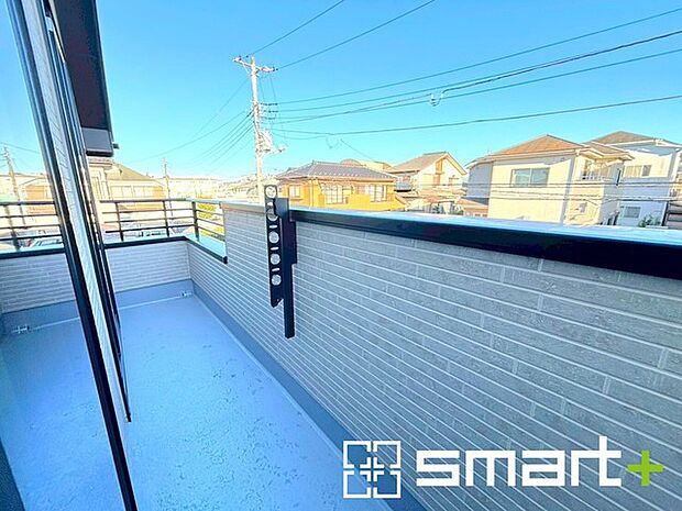 〜洗濯物も干しやすいバルコニー〜 ・陽当たり良好な南側のバルコニーは2部屋から出入りができて毎日のお洗濯も快適。 ・テラス屋根等のオプションもお気軽にご相談くださいませ。