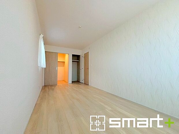 〜WIC付きの洋室〜 ・バルコニー側の大きな窓から穏やかな陽が差し込む明るい洋室はウォークインクローゼット付。 ・ゆとりある広さでご夫婦やご兄弟でもゆったりお過ごしいただけます。