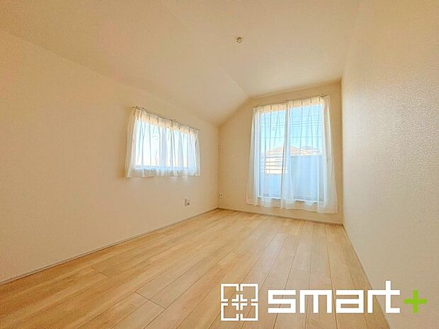 〜明るく暖かな光が差し込む洋室〜 ・大きな窓からたっぷりの光が舞い込み、お部屋全体を優しく包み込んでくれます。 ・収納付きなので整理整頓しやすく、生活空間が広がりますね。