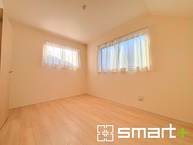 〜収納豊富な洋室〜 ・各居室に備え付けの収納をご用意。タンスなどを置く場合と比べ出っ張らないので部屋の中を有効のご活用いただけます。 ・収納の広さなどぜひ現地でご確認くださいませ。