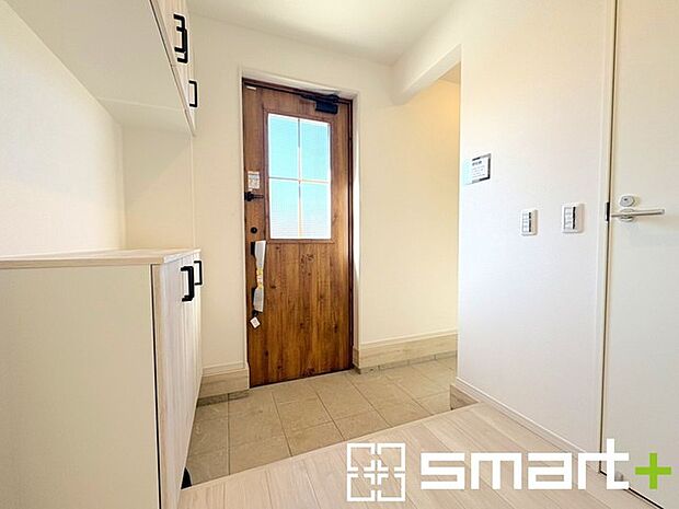 ~土間収納のある玄関~ ・玄関横に土間収納をご用意。 ・追加の靴置きとしてはもちろん、スキー・ゴルフなど趣味の用具の置場としてもご利用いただけます。