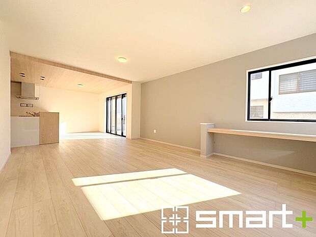 ~スタディカウンターをご用意~ ・テレワークスペースやお子様の勉強スペースとして、家事スペースとして、など様々な使い方のできるスタディカウンターをご用意。 ・足元からポカポカ床暖房付きリビング。