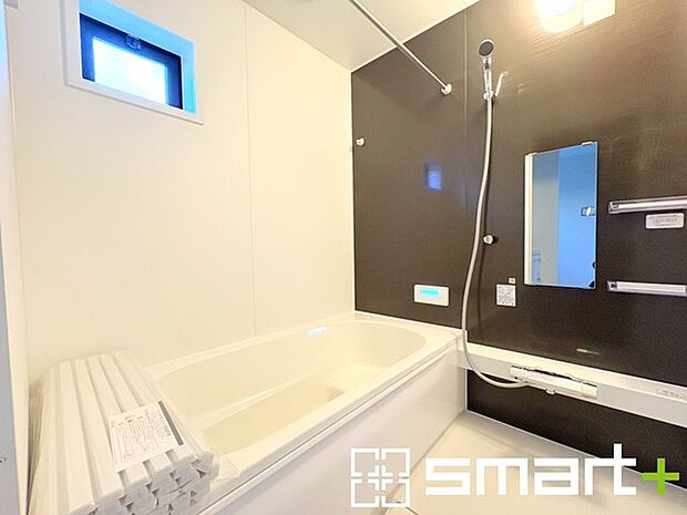 ~暖房乾燥機付きの浴室~ ・ヒートショック対策にもなる浴室暖房を標準装備。冬場でも暖かくしてからご入浴が可能です。 ・もちろん乾燥機も付いておりますので、雨の日でも洗濯物を干せますよ。