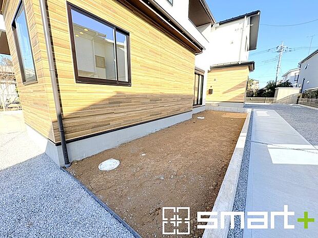 ~お庭もある余裕の敷地~ ・広々した敷地にはお庭もご用意。お庭があるだけで余裕を感じますね。 ・防草シートや人工芝の敷設などのオプションもお気軽にご相談くださいませ。