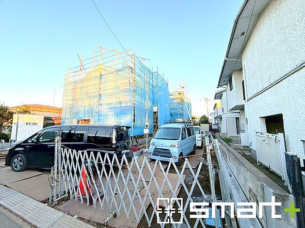 〜閑静な住宅街の立地〜 ・周辺は閑静な住宅街となっておりますので、静かな暮らしをご実現いただけます。 ・前面道路の交通量も多くないので、小さなお子様がいるご家庭でもご安心ですね。 