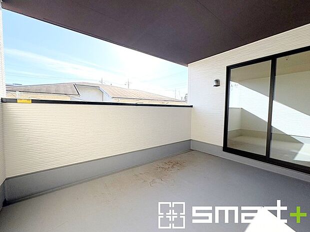 〜屋根付きのバルコニー〜 ・バルコニーは屋根付きなので急な雨でも安心です。 ・奥行きもあるので洗濯物が干しやすいのも嬉しいポイントですね。 