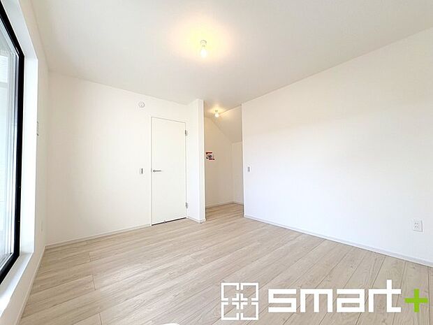 〜バルコニーに面した洋室〜 ・バルコニー側の大きな窓から穏やかな陽が差し込む明るい洋室はウォークインクローゼット付。 ・8帖のゆとりある広さでご夫婦やご兄弟でもゆったりお過ごしいただけます。