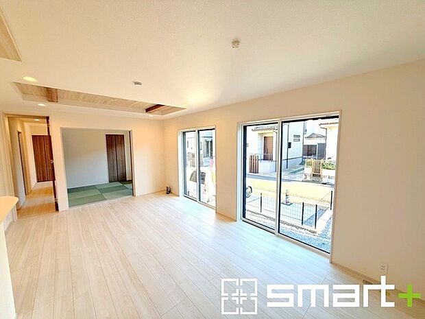 〜穏やかな陽の入るＬＤＫ〜 ・大きな窓のあるＬＤＫは陽当りも良好で明るい空間となっております。 ・ご家族団らんなど過ごす時間の多いＬＤＫが明るいのは嬉しいポイントですね。 