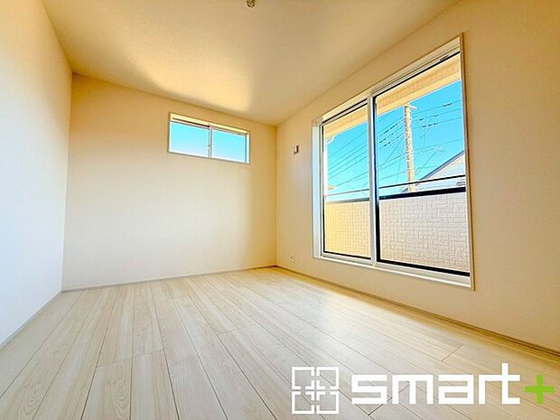 〜2面採光の明るいお部屋〜 ・洋室は2面採光とする事で穏やかな陽の入る明るい空間となっております。 ・くつろぎのプライベート時間を明るい空間で穏やかにお過ごしいただけます。