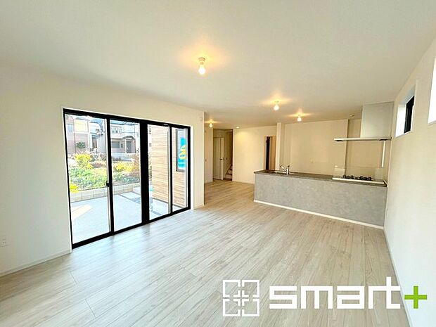 〜余裕の空間が広がるLDK〜 ・20.8帖あるLDKはご家族団らんのお時間を余裕の広さで演出してくれます。 ・ご内覧の際は家具の配置などもイメージしながらご覧くださいませ。