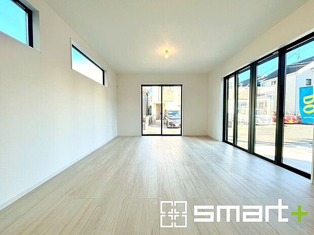 〜穏やかな陽の入るＬＤＫ〜 ・大きな窓のあるＬＤＫは陽当りも良好で明るい空間となっております。 ・ご家族団らんなど過ごす時間の多いＬＤＫが明るいのは嬉しいポイントですね。 