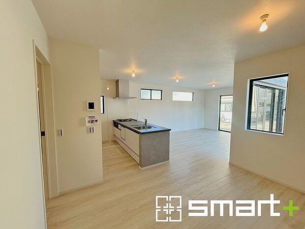 〜リビングイン階段を採用〜 ・リビングイン階段なので2階へ行く際、降りる際に必ずリビングを通る「ご家族の顔が見える」仕様。 ・家族の距離が近づく間取となっております。