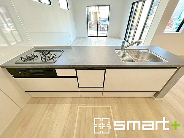 〜食器洗浄機を標準装備〜 ・キッチンにはビルトインタイプの食器洗浄機を標準装備。 ・家事にかける時間を削減でき、「自分時間」を増やすことができる嬉しいアイテムです。 