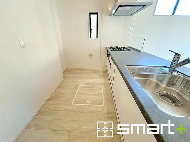 〜人気のカウンターキッチン〜 ・キッチンは人気のカウンタータイプを採用。「ご家族の顔が見える」造りです。 ・蛇口に浄水器が内蔵されているなど機能面でも優れた仕様です。