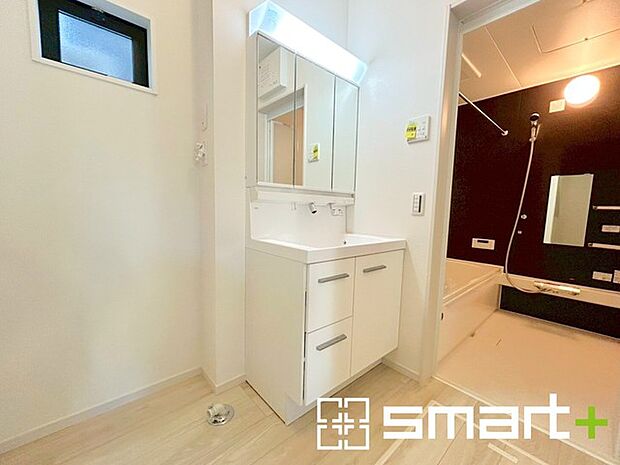 〜収納も充実の洗面所〜 ・洗面所にはリネンスペースを設ける事でタオルや洗剤などの置場にも困りません。 ・意外とリネンスペースがある物件は少ないので、ぜひ現地でその魅力をご確認ください。 