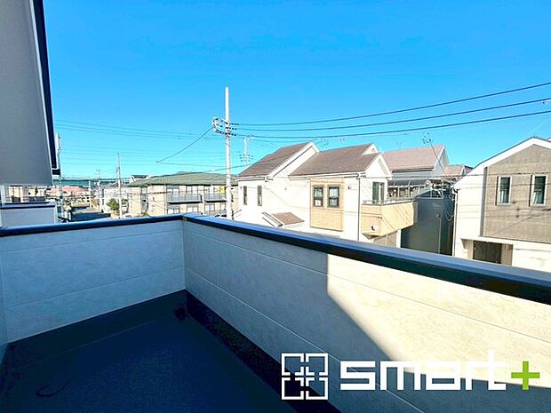 〜洗濯物も干しやすいバルコニー〜 ・バルコニーには物干し竿受けが標準装備されております。 ・テラス屋根等のオプションもお気軽にご相談くださいませ。