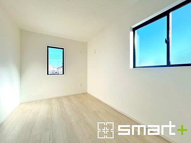 〜2面採光の明るいお部屋〜 ・洋室は2面採光とする事で穏やかな陽の入る明るい空間となっております。 ・くつろぎのプライベート時間を明るい空間で穏やかにお過ごしいただけます。