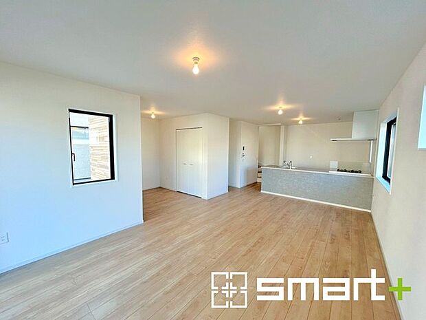 〜余裕の空間が広がるＬＤＫ〜 ・20.9帖あるＬＤＫはご家族団らんのお時間を余裕の広さで演出してくれます。 ・ご内覧の際は家具の配置などもイメージしながらご覧くださいませ。 