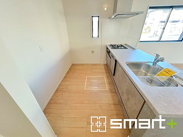 〜人気のカウンターキッチン〜 ・キッチンは人気のカウンタータイプを採用。「ご家族の顔が見える」造りです。 ・蛇口に浄水器が内蔵されているなど機能面でも優れた仕様です。