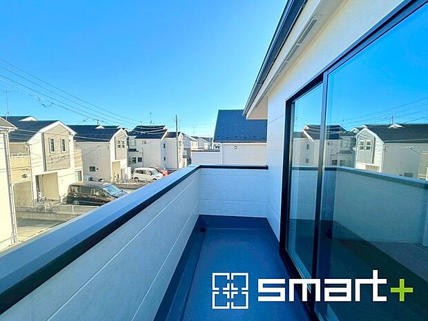 〜洗濯物も干しやすいバルコニー〜 ・バルコニーには物干し竿受けが標準装備されております。 ・テラス屋根等のオプションもお気軽にご相談くださいませ。