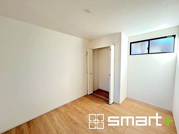 〜自然な風合いの洋室〜 ・ナチュラルな色彩で纏められた洋室は家具のコーディネートもしやすくなっております。 ・どんな家具にするか考えるだけでも楽しくなってきますね。