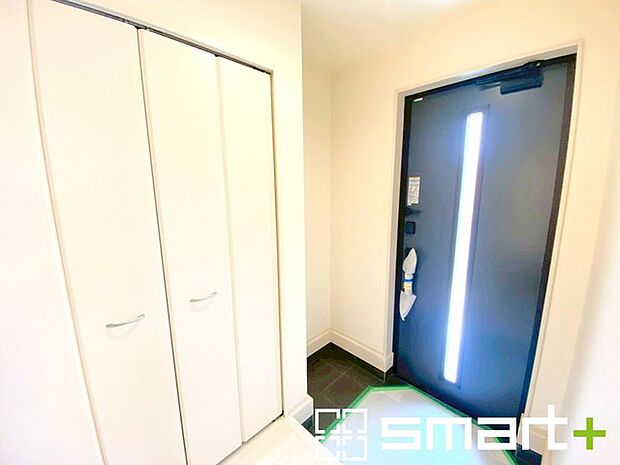 ~十分な容量のシューズボックス~ ・備え付けのシューズボックスは充分な容量を確保。 ・より大型のものへのご変更などご希望の方もお気軽にご相談くださいませ。