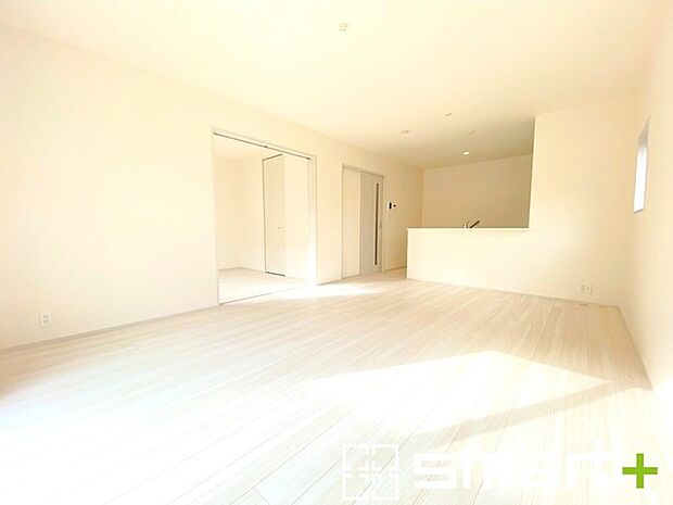 ~穏やかな陽の入るLDK~ ・大きな窓のあるLDKは陽当りも良好で明るい空間となっております。 ・ご家族団らんなど過ごす時間の多いLDKが明るいのは嬉しいポイントですね。