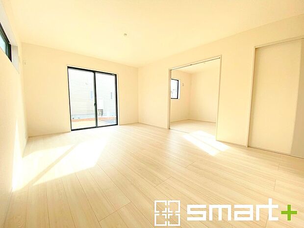 ~余裕の空間が広がるLDK~ ・16帖あるLDKはご家族団らんのお時間を余裕の広さで演出してくれます。 ・ご内覧の際は家具の配置などもイメージしながらご覧くださいませ。