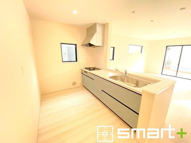 ~使い勝手の良いシステムキッチン~ ・料理がしやすい設計のキッチンでお料理もはかどりますね。 ・もちろんキッチン下部は収納になっておりますので、フライパンなども収納可能です。