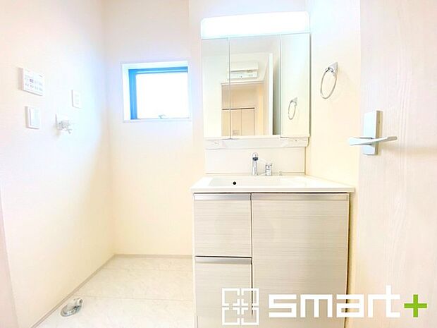 ~人気の三面鏡を採用~ ・洗面台は三面鏡仕様なので鏡の角度を変える事で頭の後ろの方までご確認可能です。 ・鏡の裏が収納になっておりますので、洗面台周りもスッキリと片付きます。