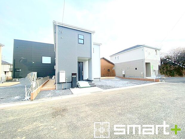 ~閑静な住宅街の立地~ ・周辺は閑静な住宅街となっておりますので、静かな暮らしをご実現いただけます。 ・前面道路の交通量も多くないので、小さなお子様がいるご家庭でもご安心ですね。