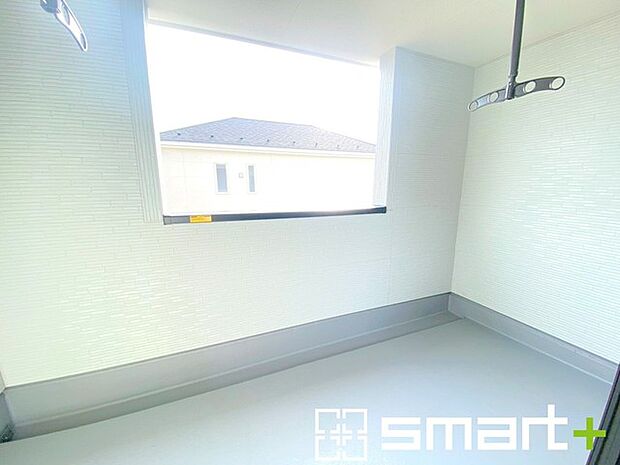 ~洗濯物も干しやすいバルコニー~ ・バルコニーには物干し竿受けが標準装備されております。 ・テラス屋根等のオプションもお気軽にご相談くださいませ。