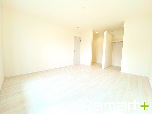 ~ウォークインクローゼットのあるお部屋~ ・人気のウォークインクローゼットをご用意。季節物や趣味の道具などもスッキリと収納が可能です。 ・最近流行りの収納術などもぜひご活用くださいませ。