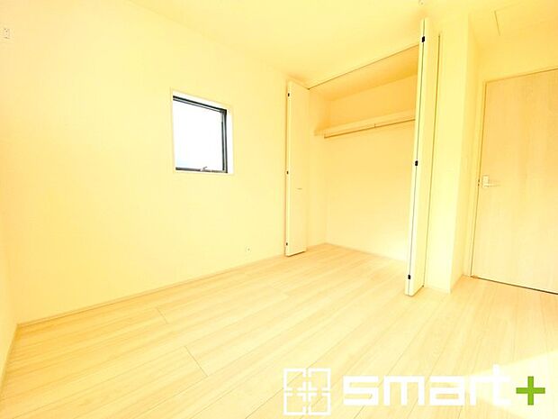 ~収納豊富な洋室~ ・各居室に備え付けの収納をご用意。タンスなどを置く場合と比べ出っ張らないので部屋の中を有効のご活用いただけます。 ・収納の広さなどぜひ現地でご確認くださいませ。