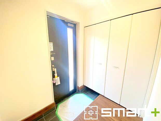 ~余裕の広さの玄関~ ・玄関スペースを大きく取る事でご帰宅された際の開放感が違います。 ・お客様を出迎える顔にもなる玄関、この広さは魅力的ですね。ぜひ現地でご体感くださいませ。