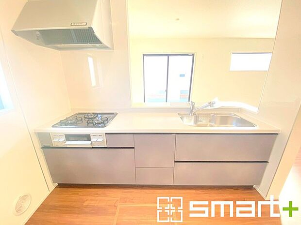 ~人気のカウンターキッチン~ ・キッチンは人気のカウンタータイプを採用。「ご家族の顔が見える」造りです。 ・蛇口に浄水器が内蔵されているなど機能面でも優れた仕様です。