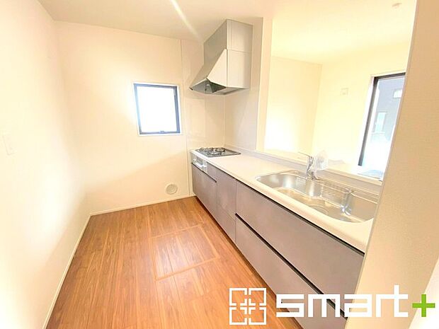 ~使い勝手の良いシステムキッチン~ ・料理がしやすい設計のキッチンでお料理もはかどりますね。 ・もちろんキッチン下部は収納になっておりますので、フライパンなども収納可能です。