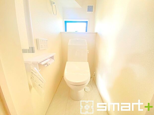 ~やはり便利なタンク式トイレ~ ・最近はタンクレストイレもございますが、タンク式の場合は停電時もお水を流すことが可能。 ・故障時なども比較的費用が安くなるなど、メリットが多くなります。