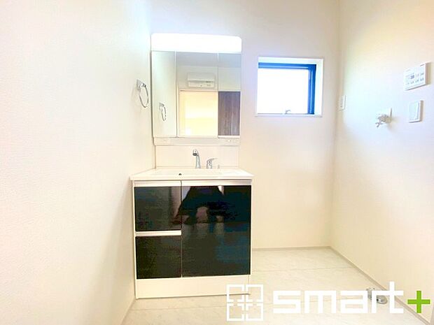 ~人気の三面鏡を採用~ ・洗面台は三面鏡仕様なので鏡の角度を変える事で頭の後ろの方までご確認可能です。 ・鏡の裏が収納になっておりますので、洗面台周りもスッキリと片付きます。