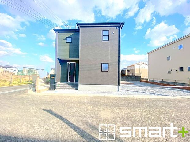 ~開放感ある角地のお住まい~ ・2方向が空く事で開放感のある角地に位置しております。 ・窮屈な感じが無く、ゆったりと暮らせるこの魅力をぜひ現地でご体感くださいませ。