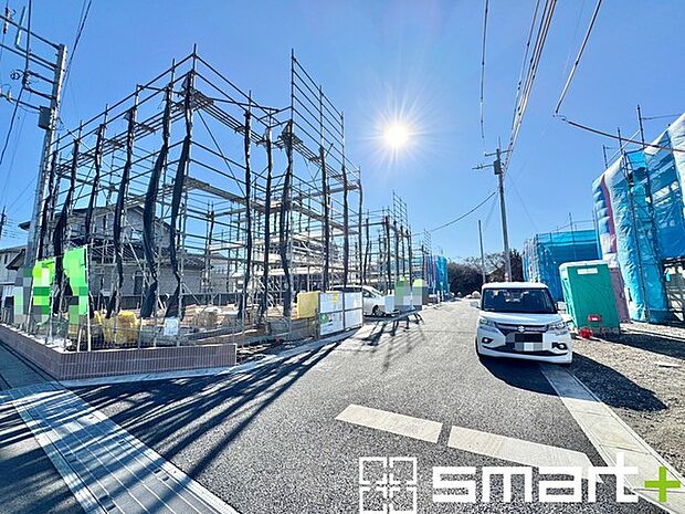 〜開放感ある角地のお住まい〜 ・2方向が空く事で開放感のある角地に位置しております。 ・窮屈な感じが無く、ゆったりと暮らせるこの魅力をぜひ現地でご体感くださいませ。 