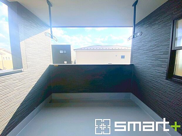 ~屋根付きのバルコニー~ ・バルコニーは屋根付きなので急な雨でも安心です。 ・奥行きもあるので洗濯物が干しやすいのも嬉しいポイントですね。