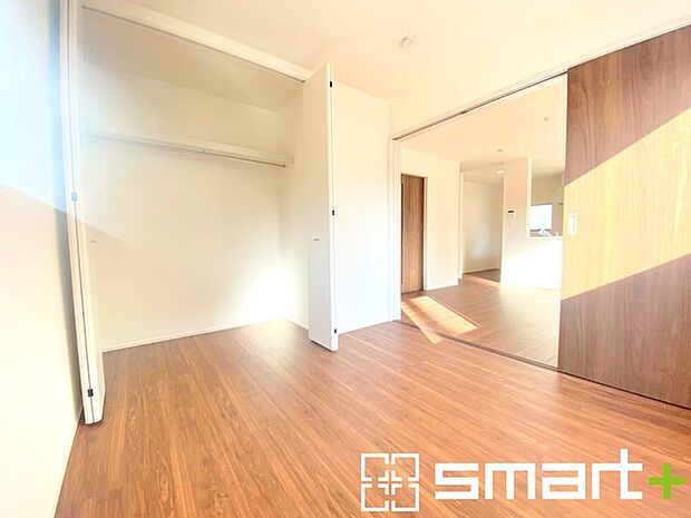 ~収納豊富な洋室~ ・各居室に備え付けの収納をご用意。タンスなどを置く場合と比べ出っ張らないので部屋の中を有効のご活用いただけます。 ・収納の広さなどぜひ現地でご確認くださいませ。