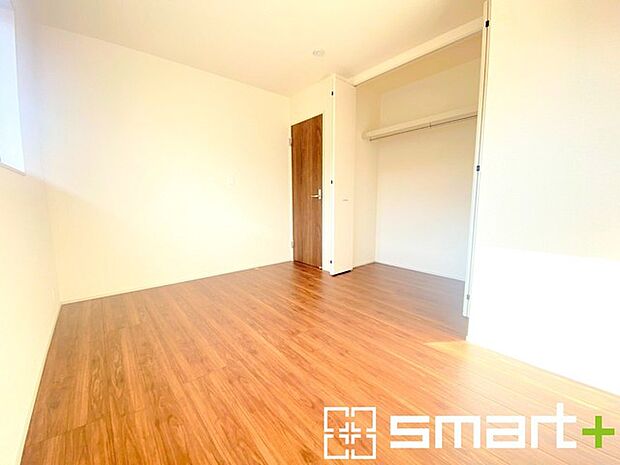 ~自然な風合いの洋室~ ・ナチュラルな色彩で纏められた洋室は家具のコーディネートもしやすくなっております。 ・どんな家具にするか考えるだけでも楽しくなってきますね。