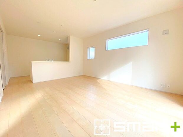 ~穏やかな陽の入るLDK~ ・大きな窓のあるLDKは陽当りも良好で明るい空間となっております。 ・ご家族団らんなど過ごす時間の多いLDKが明るいのは嬉しいポイントですね。