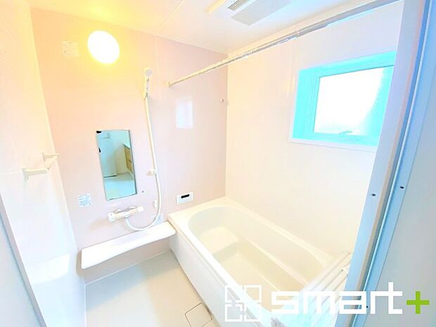 ~浴室乾燥機付きの浴室~ ・浴室には乾燥機が付いているので雨の日でも洗濯物を干すことが可能です。 ・水はけの良い床材など機能面も充実。マイクロバルなどオプションもご相談くださいませ。