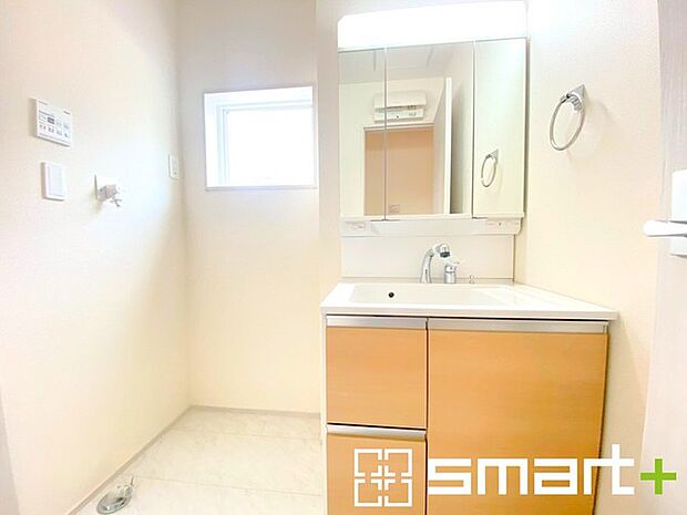 ~人気の三面鏡を採用~ ・洗面台は三面鏡仕様なので鏡の角度を変える事で頭の後ろの方までご確認可能です。 ・鏡の裏が収納になっておりますので、洗面台周りもスッキリと片付きます。