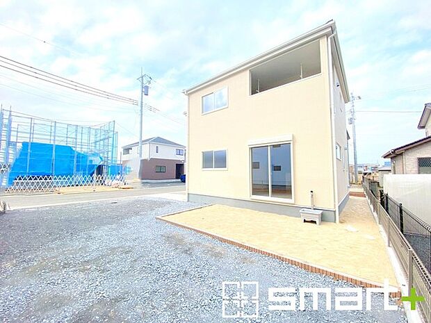 ~閑静な住宅街の立地~ ・周辺は閑静な住宅街となっておりますので、静かな暮らしをご実現いただけます。 ・前面道路の交通量も多くないので、小さなお子様がいるご家庭でもご安心ですね。