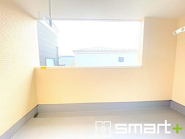 ~屋根付きのバルコニー~ ・バルコニーは屋根付きなので急な雨でも安心です。 ・奥行きもあるので洗濯物が干しやすいのも嬉しいポイントですね。